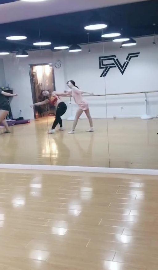 吃瓜跳舞女友视频,女友吃瓜跳舞视频走红网络